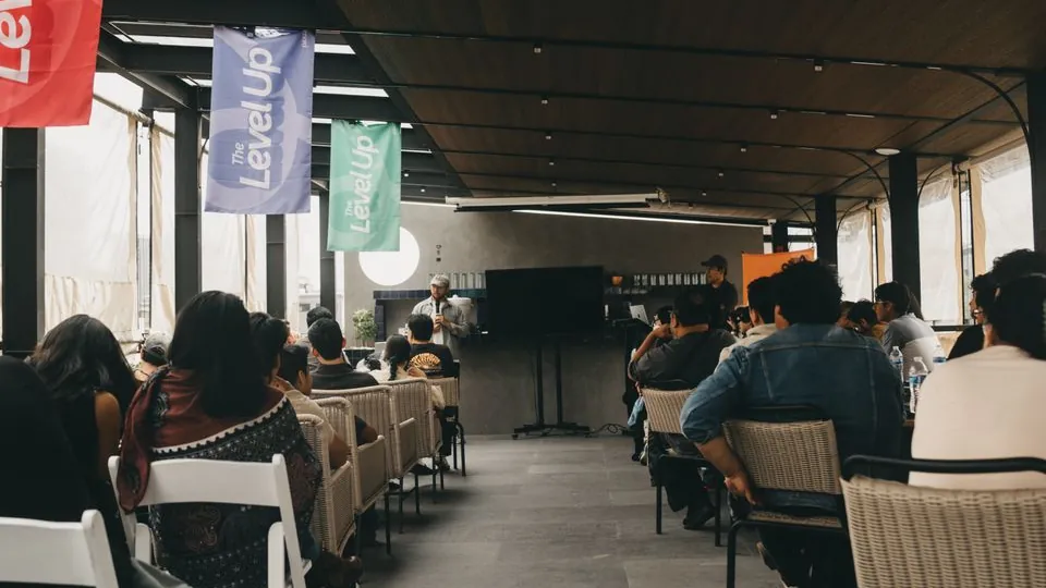Asistentes y escenario en una conferencia empresarial